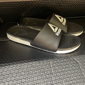 Reebok Men’s Slider Sandals Size 9  Black with White logo, bottoms and soles